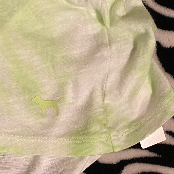 VS Pink light, green tie-dyed tee size XL - Picture 4 of 4